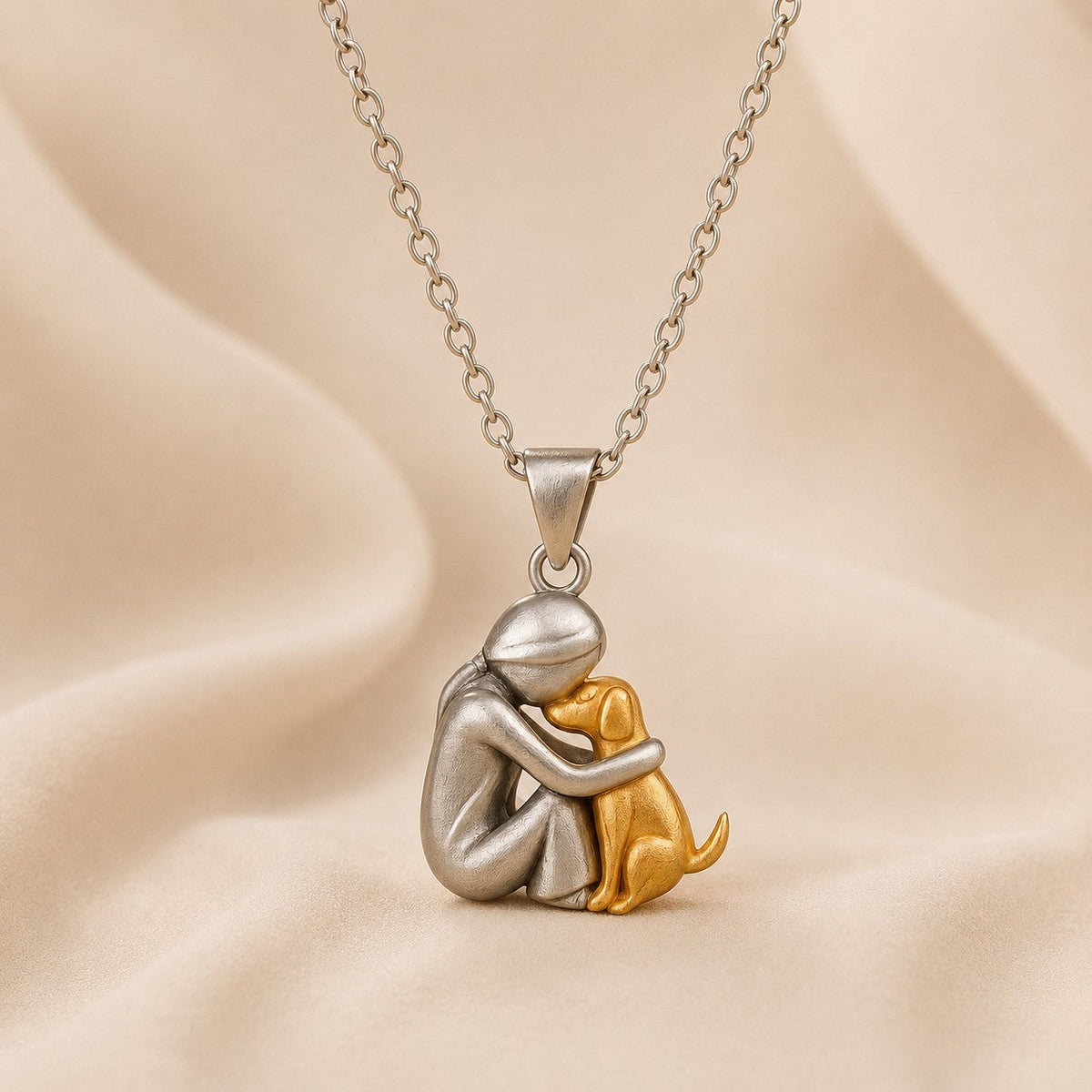 Collar del Abrazo Eterno, mujer y perro en acabado oro