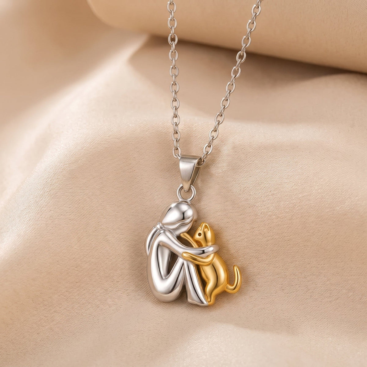 Collar del Abrazo Eterno, mujer y gato en acabado oro