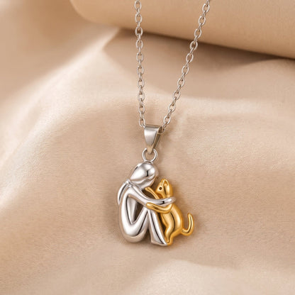 Collar del Abrazo Eterno, mujer y gato en acabado oro