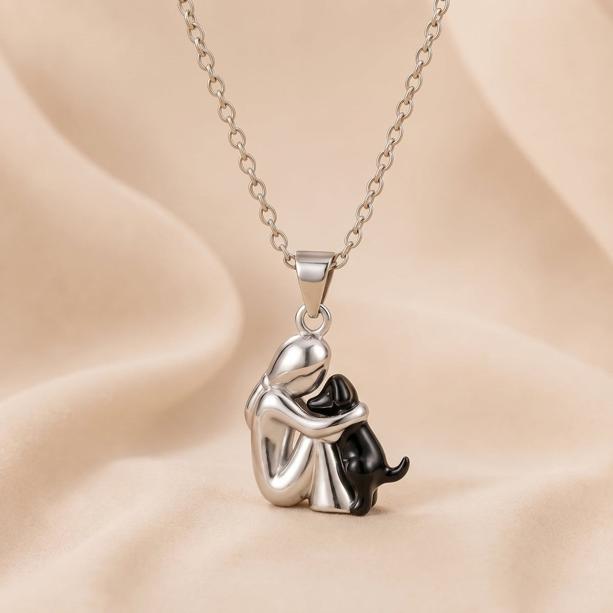 Collar del Abrazo Eterno, mujer y perro en acabado negro
