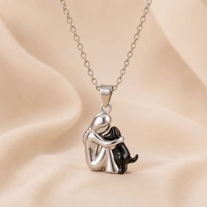 Collar del Abrazo Eterno, mujer y perro en acabado negro