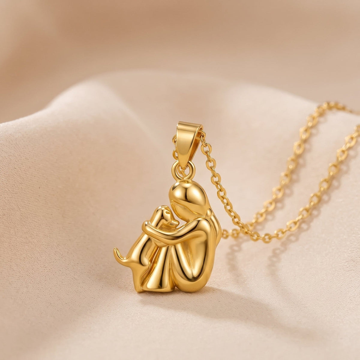 Collar del Abrazo Eterno, mujer y perro en oro total