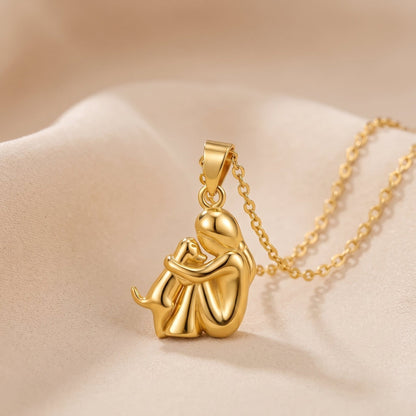 Collar del Abrazo Eterno, mujer y perro en oro total