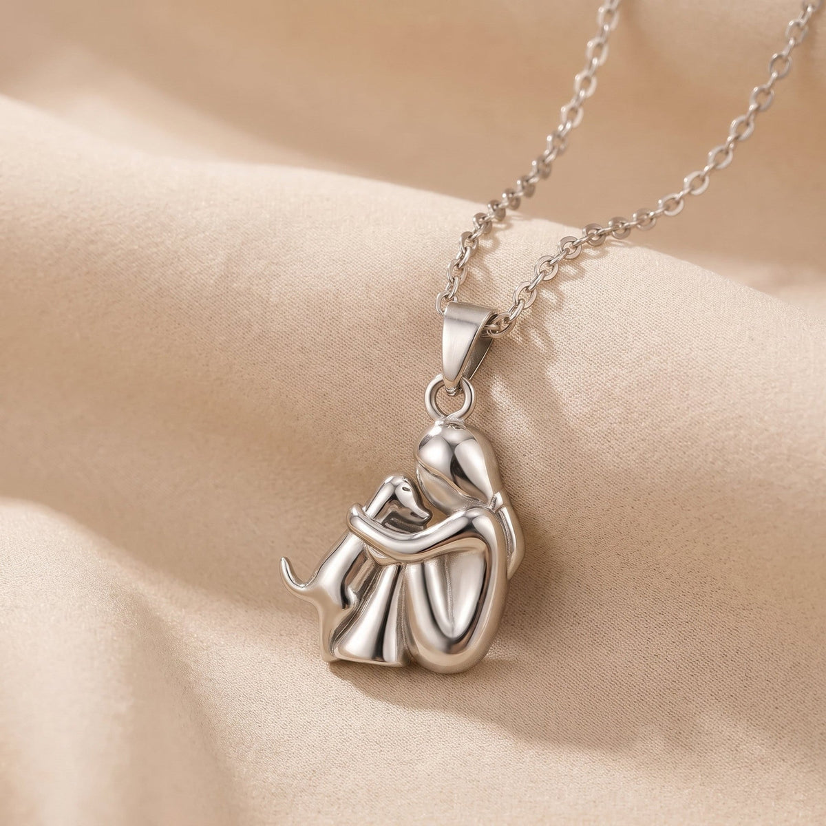 Collar del Abrazo Eterno, mujer y perro en plata