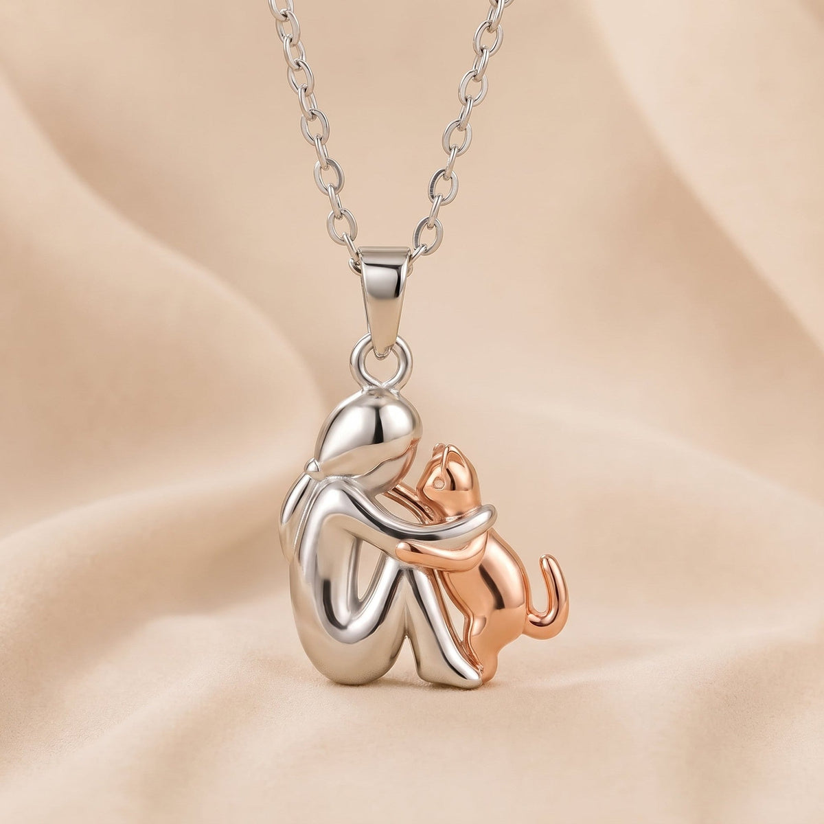 Collar del Abrazo Eterno, mujer y gato en oro rosa