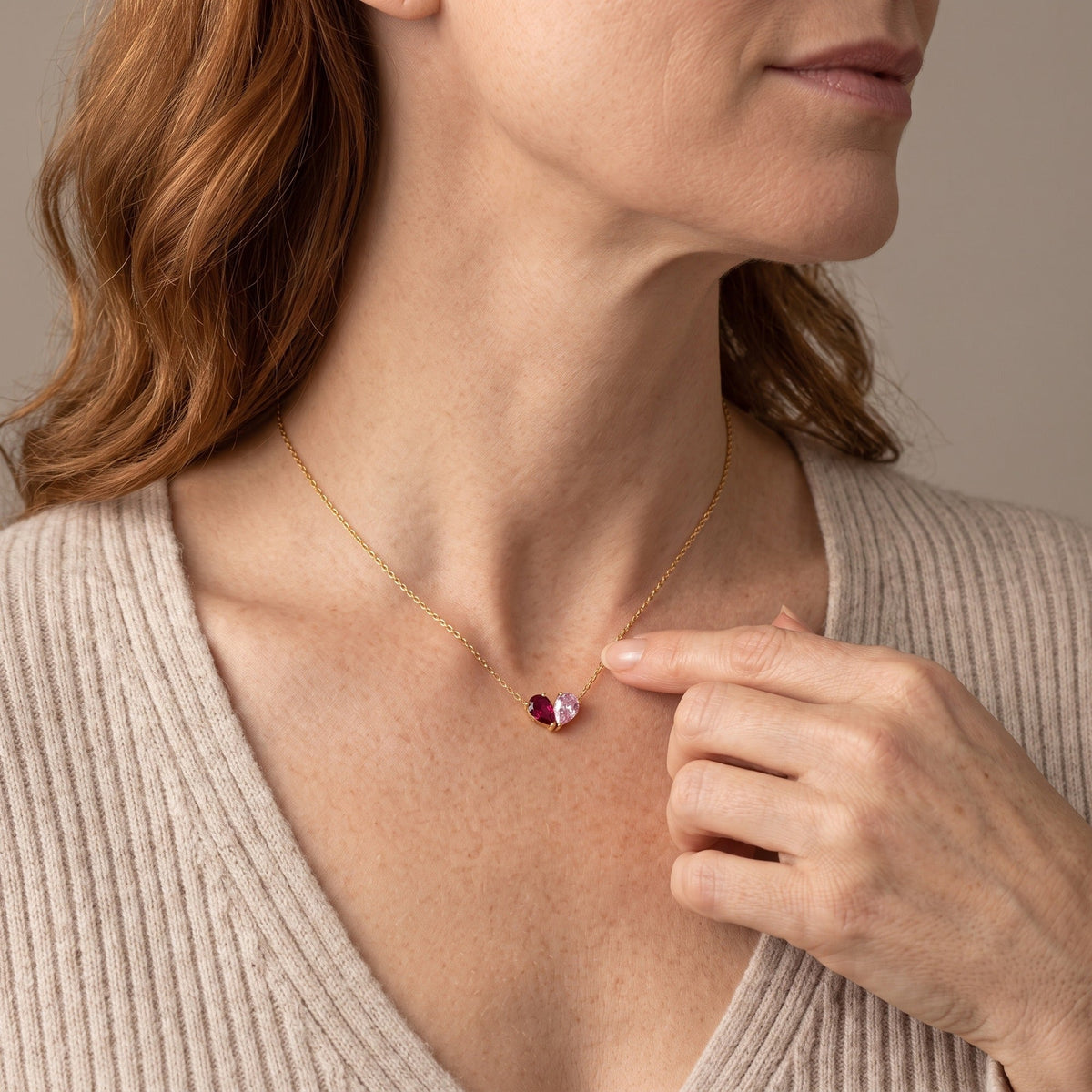 Mujer llevando el Collar Elora