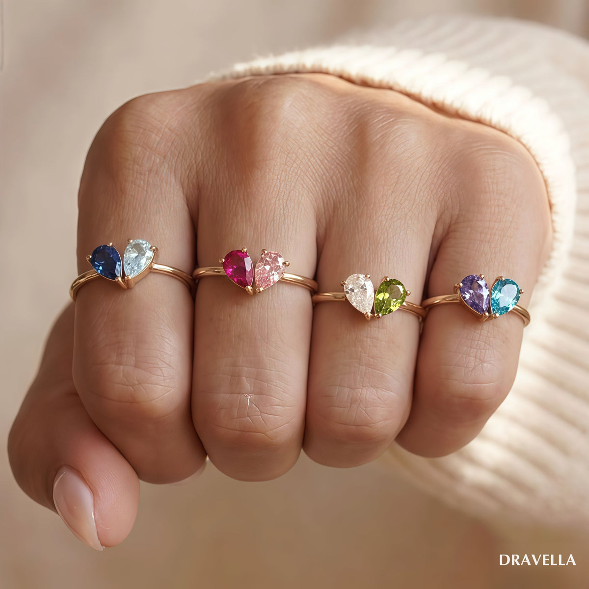 Cuatro anillos Elora en la mano