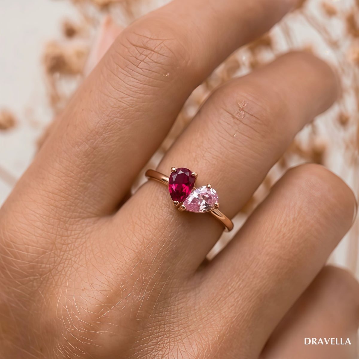 Anillo Elora puesto en el dedo