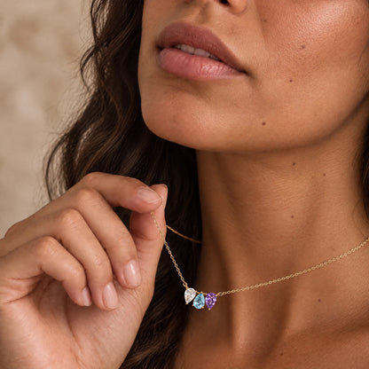 Mujer con el Collar Raíces de tres piedras