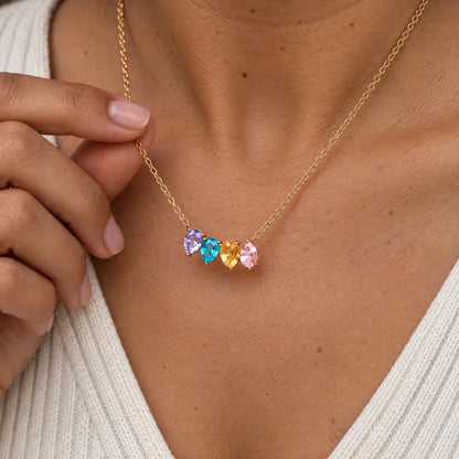 Mujer sosteniendo su Collar Raíces de cuatro piedras