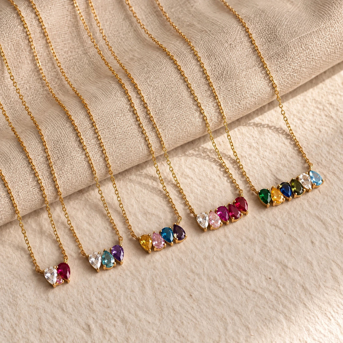 Cinco Collares Raíces con de dos a seis piedras sobre lino